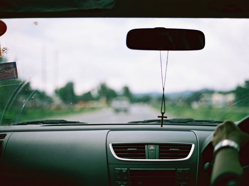 Windshield replacement job near Sloan, IA